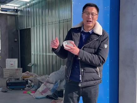 村子里的能人很多,只有你想不到的,没有我们做不到的,有想体验用水晶碗吃大米饭的嘛?
