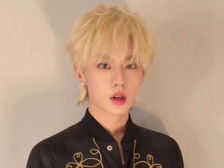 张子墨全新单曲初遇街口正式上线!在初遇的街口,时间停驻成一幅褪色的画。人来人往,唯有回忆还在原地徘徊。这首单曲记录了一场早已预谋的告别,和一颗明知结局却仍不愿离去的心。《初遇街口》不是关于失去,而是关于停留——停留在那个如果当初有勇气开口的瞬间,停留在爱还未被淹没之前。这是一场与自己的对话,献给所有曾在爱情里彷徨守候的#张子墨新歌初遇街口 #张子墨 #TFING #TFING音乐厂牌