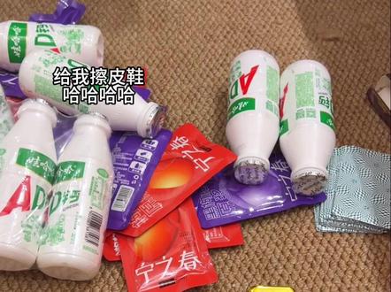 让你嚣张 快点给我擦脚 哈哈哈哈😂 #我要验牌 #发声玩具 #给我擦皮鞋