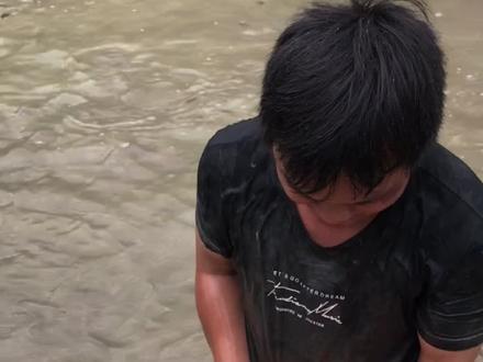 老表叫我去搬鱼,没想到他的鱼塘里竟然有这么大的红鲤鱼,而且还不止一条!#户外抓鱼 #下水捉鱼 #户外 #抓鱼