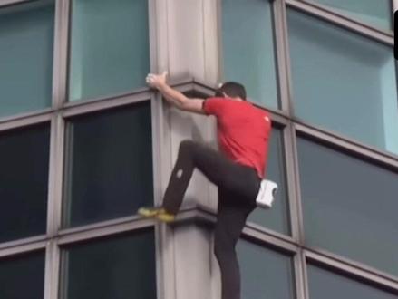 美国攀岩者亚历克斯・霍诺德,1月25日上午在无绳索、无安全网的情况下,成功徒手攀登高达 508 米的中国台北101大楼,用时91分钟。
#101大厦 #亚历克斯霍诺德