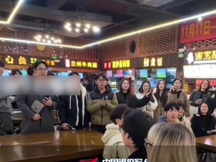 热泪盈眶!外国女生在食堂弹奏《英雄赞歌》,意外引发全场大合唱!#热门 #致敬 #泪目