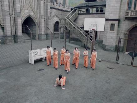 请赐我一双翅膀:女狱霸欺负犯人,鞠婧祎英雄救美,暴揍女狱霸!