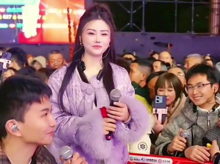 潇潇,阿冷与现场观众互动山歌#阿冷团队 #演出现场视频分享给大家 @遵义阿冷618 @阿冷 618