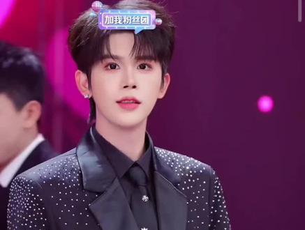 少爷权威的没边了@鲸·峻伊🤍⁹²⁸ #龙浩天男团 #帅哥 #跳舞 @龙浩天男团 鲸·渝101(备用号) @长鲸传媒