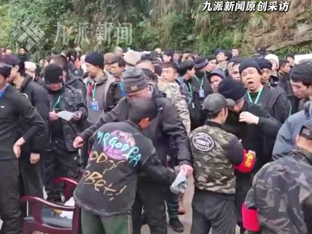 12月2日报道,贵州#榕江版荒野求生来了 :山上有野果,河里有小鱼小虾,给每位参赛选手一把柴刀、一个不锈钢碗,冠军有10万元奖励。