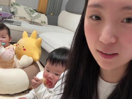 男孩和女孩的差别怎么这么大?!?!女孩简直就是天使宝宝~
对于喜欢咬东西的小朋友,一个咬咬乐我感觉还是很有必要的!但是如果不喜欢咬东西,爱干净的宝宝,就像我家这个女孩,就可以给他玩点益智类的玩具
#你们的孩子也是这样吗😂😂 #绝对是亲生的 #育儿经验分享 #益智玩具 #出牙期