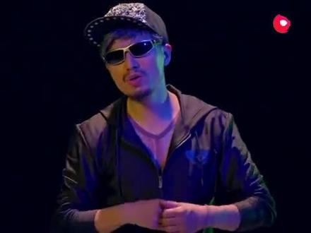 老猫,新宅男神曲《大块腹肌》场面行为很抽象,但表演的很好,歌也很好听!