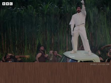 超级碗史诗级争议 超级碗史诗级争议:Bad Bunny 到底是文化之光还是政坛公敌?🇵🇷🏈
去年的超级碗中场秀大家都看了吗?拉丁天王 Bad Bunny(本名 Benito Antonio Martínez Ocasio)带来了一场史无前例的表演。全程西班牙语、波多黎各旗帜飘扬、甚至还有观众现场结婚!这场秀不仅创造了历史,也引发了巨大的舆论海啸。
💡 核心表达拆解
1️⃣ Make history | 创造历史
• 场景: 指做了以前从未有人做过、且会被后世铭记的重大事情。
• 例句: Bad Bunny made history as the first artist to perform an entire Super Bowl halftime show in Spanish. (Bad Bunny 创造了历史,成为首位在超级碗中场秀全程用西班牙语表演的艺人。)
2️⃣ Ode to... | 向……致敬 / 颂歌
• 场景: 原指一种抒情诗,但在新闻中常指任何表达赞美、致敬或热爱的艺术作品、演讲或信件。
• 例句: The show was described as a thrilling ode to Puerto Rican joy and culture. (这场表演被描述为一曲对波多黎各欢乐与文化的激昂颂歌。)
3️⃣ Pizzazz | 活力 / 华丽 / 派头
• 场景: 形容一种充满能量、引人注目、甚至带点张扬的特质。常用于评价表演、时尚或设计。
• 例句: I love musicals; the performances always have so much pizzazz. (我喜欢音乐剧;那些表演总是充满了活力与派头。)
#BBC英语 #英语学习 #地道英语表达 #雅思口语 #每日英语