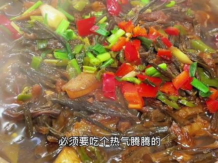 一转眼冬天就到了,干豆角炒肉,再用这个柴火炉烧个火锅,这就是农家冬天的味道,你喜欢吗?#乡村美食#干豆角烧肉