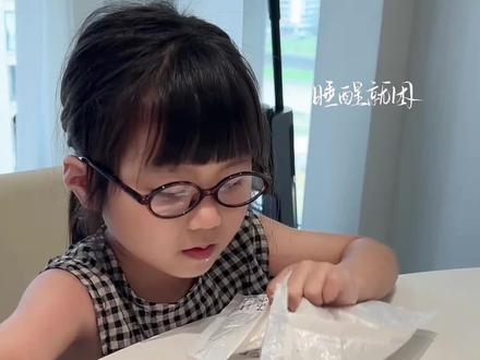 欢迎收看四岁半小棍丝的朱志鑫异次元卡牌开箱(一份 我妈之前已经买了九份了) 555五张全重了😭#朱志鑫 #棍丝 #时代峰峻周边 #周边开箱 #小卡