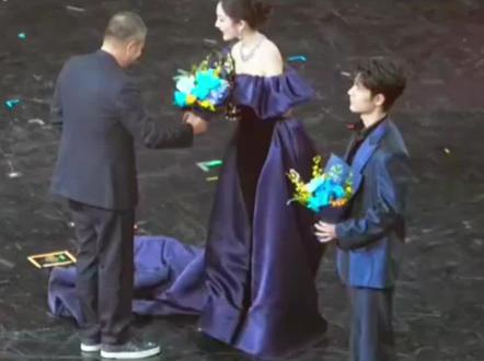 一脚踢开顶流女星的裙摆…