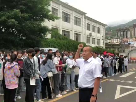 巧家二中高三文科生出征高考,气势昂扬!祝高三学子取得满意的成绩!#你追梦我护航