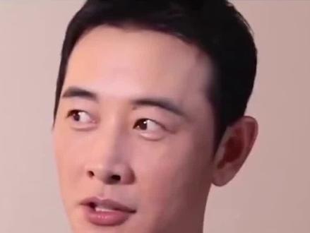 【内娱活人天花板罗晋!丧父13天硬扛复工,硬汉柔情反差戳哭全网】
谁懂啊家人们!现在内娱流量扎堆营销敬业,罗晋直接用实力打脸,丧父仅13天就现身新剧发布会,没有卖惨通稿,全靠细节藏深情,硬汉外壳下的柔软直接戳中人心,这才是真演员的担当!
近期《时差一万公里》发布会现场,罗晋一身简约西装亮相,全程状态沉稳专业,和主创互动自然,聊角色时眼里满是专注,丝毫看不出刚经历丧亲之痛。可镜头拉近才发现,他眼底藏着化不开的红血丝,抬手时袖口滑落,手腕上还戴着父亲生前送的旧手表,表盘都磨得发亮,没换过新的,这份隐晦的思念比任何煽情都戳人。
别人遇家事大概率停工休整,甚至借机营销共情,他倒好,守完孝立刻归队,还特意跟剧组说“不用特殊照顾,正常拍就行”。背后藏着超暖的小故事:父亲生前最支持他拍戏,常说“做事要踏实,别辜负信任”,为了兑现对父亲的承诺,也不想耽误剧组进度,他强忍悲痛赶工,私下躲在化妆间平复情绪,出来时永远调整好状态,连导演都忍不住夸“他把情绪藏心底,把专业留镜头”。
更绝的是反差感,荧幕上他是铁血硬汉、深情男主,戏外竟是细腻顾家的暖男,和唐嫣结婚多年零绯闻,拍戏再忙每天都抽空陪家人,父亲病重时,他挤时间往返剧组和医院,尽量多陪伴。这次复工现场,被问近况只轻描淡写说“都挺好,谢谢关心”,不贩卖苦难,不博眼球造势,对比圈内部分“一点小事就炒敬业”的艺人,这份低调沉稳简直是降维打击。
网友刷到细节后直接破防,纷纷留言“克制的深情最戳人,这才是真男人”“不搞虚的,用专业说话,内娱该多些这样的演员”。他从不用私生活博热度,却靠骨子里的担当圈粉,丧父后不摆烂不矫情,坚守岗位不拖后腿,这份职业素养和人品,比任何流量都珍贵。
现在内娱不缺光鲜艺人,缺的是罗晋这种有责任、有温度、不端不装的实力派。硬汉的外壳下藏着柔软初心,专业的态度里满是担当,这样低调又靠谱的演员,值得被更多人看见!你被罗晋的细节戳中了吗?评论区聊聊~