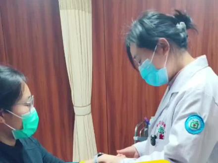 今天教大家一个快速解决晕车的方法