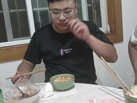 他既是我的堂弟也是我的表弟,唐先生说了好几次让他搬到我们家住都没用,我用一句话说服了他