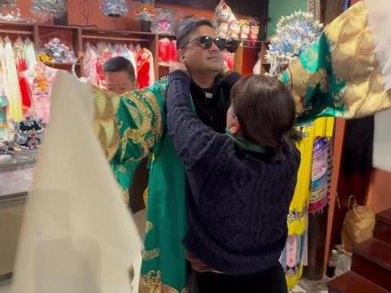 义乌外商阿酷大赞中国春节,首次体验婺剧超开心,“在中国要过第19个春节了,义乌变得越来越不得了了!” #婺剧 #春晚 #华为MateX7 #一马当先年年有为 #春节