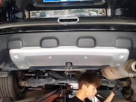 这台本田CRV我修了三天,你能想到的底盘件都是别别人换过了的,最后被我发现问题原来在这里,修车怎的不容易啊!#四轮定位 #专业的事交给专业的人 #底盘异响 #本田CVR过减速带弹跳严重 #兵哥底盘校正