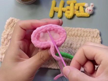 用4个颜色的冰条线,钩织出郁金香小花束,让生活充满期待和快乐,花5分钟的时间跟我学起来吧!#郁金香小花束 #郁金香小花束教程 #爱编织爱生活 #教程分享