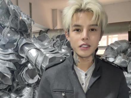 #殷世航 #殷世航的增高鞋垫 25日卖的鞋子全部签收以后再仅退款,这些鞋子送给大家了,就当我送给大家的新年礼物了。感谢大家的支持和一路的陪伴,我们会走的更远的!