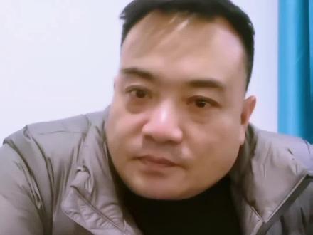 #讨论 #dou是演技派 #未来可期🌈 #反转 #一本正经胡说八道 张家界七星山荒野决赛,剧情反转得比电视剧还刺激!人气选手“刀疤哥”在决赛第9天突然宣布退赛,消息一出,全网炸锅!🔥
据赛事方透露,刀疤哥因肠胃不适,身体扛不住了,只能选择退赛。想想他之前在荒野里打野、生火、找吃的,那叫一个生猛,结果还是被身体问题“打败”了。这荒野求生,不仅考验生存技能,更考验身体素质和心理素质啊!💪
刀疤哥的退赛,也让比赛更加扑朔迷离。原本14名选手,现在只剩10人继续角逐20万冠军奖金。想想他们要在无补给的山里,自己搭庇护所、找水找吃的,还得应对多变的山地气候,这难度,简直了!😱
不过话说回来,刀疤哥虽然退赛了,但他在荒野里的表现,已经足够让人印象深刻。他的坚韧、勇气,还有那份对荒野的热爱,都值得我们点赞!👍
这场荒野决赛,真是越来越有看头了!剩下的选手们,谁能笑到最后,拿走那20万奖金?咱们拭目以待!👀