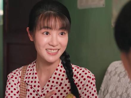 《纯真年代的爱情》为什么要给“边角人物”凌漪,加一段婚姻戏? 相信很多小伙伴初次看剧的时候,和我一样不明白,这上一秒还在方穆扬失忆后,百般不舍的凌漪,怎么下一秒就跑去看别的男人打球了?其实这是剧版给凌漪的一条单独的故事线。要知道在原著里,是没有许红旗的,叶锋的父母都在医院工作,叶锋也年纪轻轻的就做了科长,他虽然也和费霓有过一段相处,但他后来的妻子另有其人。自然就不是剧中演绎的那样,和凌漪结婚那些事儿了。剧版里,给凌漪增加了和叶峰的婚姻,我感觉这背后牵扯的是一盘大棋!凌漪看似清纯无害,实则步步为营。一招以退为进,成功俘获了叶峰的心。嫁给叶峰只是凌漪计划的第一步,她想要的是许红旗手里的权力。#陈飞宇 #孙千 #纯真年代的爱情 #了不起的精讲团 #影娱漫谈编辑部
