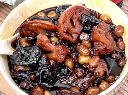 纯素版的“猪脚姜”教程来喇,甜醋脑袋的日常秋冬降温来一碗暖呼呼的素姜醋。
暖胃暖心暖身子 经常手脚冰冷的姐妹学起来吧~
#致美斋
#致美斋甜醋
#甜醋食尚