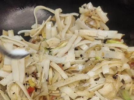 #炒豆折 #干豆折 冷水浸泡一晚,跟新鲜豆折一样,黄豆豆折和绿豆豆折适合长时间浸泡。#分享家乡特产 #乡村守护人 #新农人