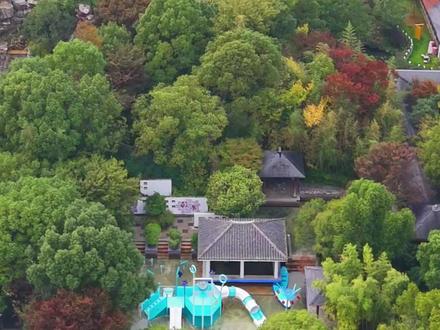 巢湖半汤温泉门票疯抢中!把冬日寒意泡成温柔诗行🌊
岁末寒深,别让冷风偷走暖意!巢湖半汤温泉年度特惠来袭,邀你赴一场山水间的暖汤之约,解锁冬日最治愈的打开方式~
坐拥巢湖山水秘境,半汤温泉藏着大自然的温柔馈赠!千年天然汤泉汩汩流淌,富含多种矿物质,浸润肌肤的瞬间,暖意从指尖蔓延至全身,疲惫与寒气一键清零。晨起看汤池薄雾缠绕巢湖岸线,午后在私汤小院静享阳光漫洒,夜幕枕着星光听流水潺潺,每一帧都是自带滤镜的治愈画面~
🎁 冬日限定福利暴击:
✅ 单人票直降40元,双人同行立减80元,闺蜜/情侣泡汤超划算
✅ 囤票4张赠巢湖特色鱼头汤套餐,囤6张享温泉+民宿组合8折
✅ 节假日通用无套路,有效期至明年4月,错峰泡汤更惬意!
不必远行,就在巢湖半汤!让暖汤包裹身心,让山水治愈时光,把这个冬天过得热气腾腾~ 点击下方链接抢票,和家人好友共赴暖冬盛宴,手慢直接售罄!#半汤温泉 #真实生活分享计划 #种草激励计划