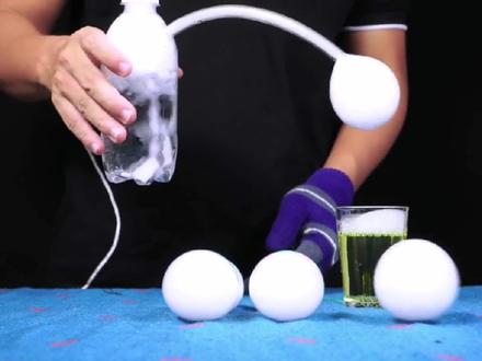 教你如何制作自动干冰吹烟泡泡机,简单易做,好玩到停不下来 #亲子游戏#上热门 #热门 #趣味实验#干冰实验 #科学实验 #干冰