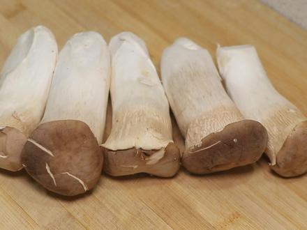 家常杏鲍菇超好吃的做法,鲜香入味,爽滑下饭,过年来客很受欢迎 #杏鲍菇 #家常菜 #年夜饭 #美食教程