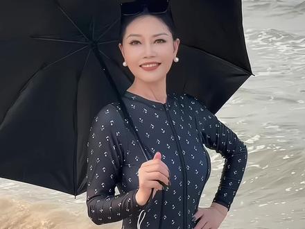 #海边就要这个感觉 很多人都羡慕我妈,可是很多人都不知道她年轻的时候有多辛苦🤫现在也在努力带着我们年轻团队做自媒体,还是真的很励志了🫡