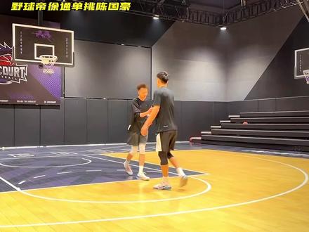 新晋野球帝师傅陈国豪迎来自己的第四场单挑,陈国豪单挑徐通,双方的身体差距较大。#陈国豪 #陈国豪加入野球帝 #野球帝 #徐通