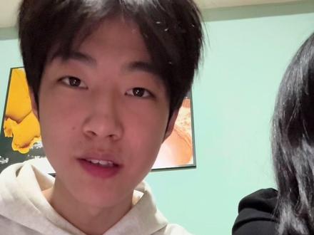 关于我们上一条视频有五百多万播放量 但是有一些人在下面抨击我们 我们决定出来声明一下 首先我男朋友把钱上交给我 我也不是都拿给自己用 我们是把钱放到一起然后用于日常生活 而且我们之前是有工作的 但是为了更好的未来我们决定换一个工作 所以我们手里的钱准备花到发工资 但是发工资还有一段时间 我们如果还像以前一样大手大脚肯定不够用 房租水电吃喝处处都需要钱 如果我们不把钱放到一起我们会怕给对方的不够多而去多花很多钱 不知全貌不予评价是一个人最基本的素质 不能只看一个视频几条评论就去定义这个女生或者这个男生是一个什么样的人 而且我们私底下不只是一个人付出 我们也并不在乎谁付出的多少 没有人是傻子会把自己所有的钱给一个不了解或者不好的人 而且每个人的恋爱观都是不一样的 不要拿你们的恋爱观去道德绑架别人 我们发这个作品也没有想过会有这么多播放量和点赞 也不是激励大家把压岁钱交给女朋友 我只是喜欢发一些和我男朋友的日常 每个人恋爱都有不同的相处方式 希望大家可以理性看待这件事情