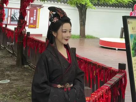 虞姬李依晓打卡“项王手植槐”,轻声询问可以浇水吗?#宿迁 #遇见醉美宿迁 #发现宿城美@DOU+小助手 #看苏超游宿迁