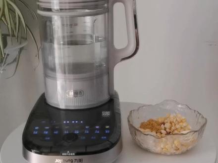 一拿到九阳新款破壁机B1,就给家人打了营养玉米糊,非常细腻顺滑,还可以针对不同需求,口感粗细可调,在家轻松做果茶;变频无刷电机+双层隔音杯,让声音听起来很轻,听感也很舒适,体验了一下清洗功能,不仅仅声音很小,而且声音闷闷的,一点都不尖锐刺耳,大爱!!!#破壁机