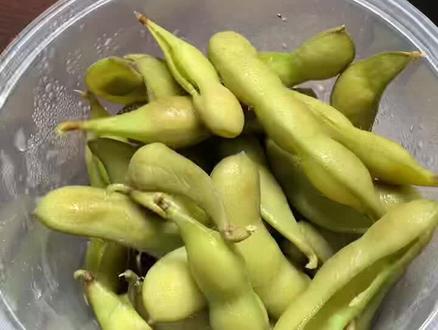 我喂蝈蝈和黑虫的主要食物就是青豆,不知道你们都喂啥,欢迎评论区留言讨论 #蝈蝈 #黑虫 #鸣虫文化