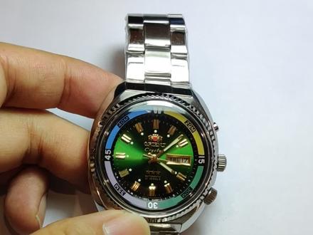 某宝上的双狮海霸!经鉴定是国内仿品,根本没有库存的海霸表!表壳到处是毛边!明显是国内小作坊生产的。不建议购买!