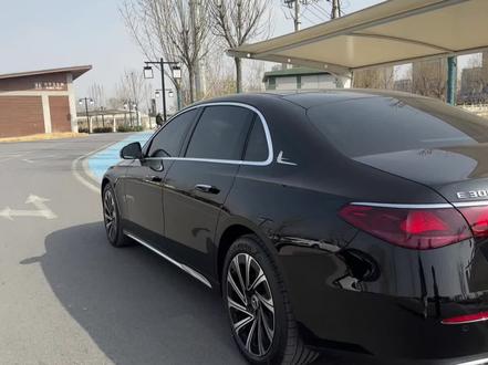 你们感觉豪华的风火轮轮毂好看还是雪花轮毂好看?#晒出你的爱车 #我与汽车的日常 #奔驰