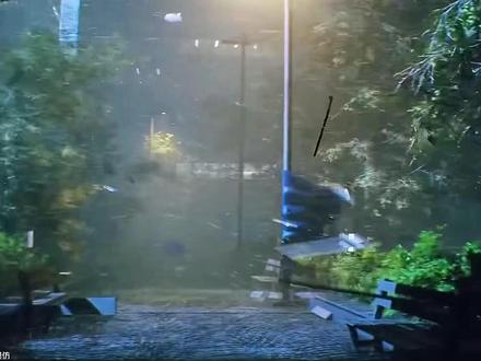 请以考试时的写作水平:不提及“雨”字却能表达雨很大