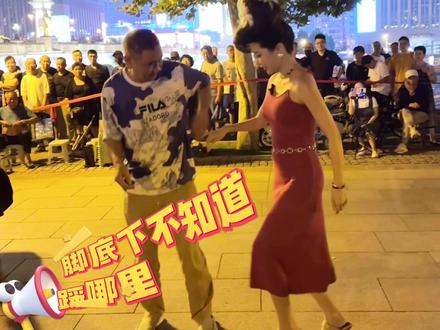 来北安桥看演出,结果被大爷拉上去跳舞。。完全不会的我大家看看被大爷转了几圈🤣🤣🤣#天津不养闲桥 #天津盘头大姨 #广场舞dou起来 #路人视角