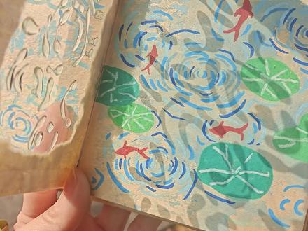 最近入了尼泊尔本的坑,后续会更新各种各样的尼泊尔本制作。当然没有本子也可以用水彩纸代替,用到的材料有嗯,水彩纸或尼泊尔本,丙烯笔,透明膜,uv胶,照灯
希望大家多多关注,给我鼓励hhhh后续会持续的分享各种有趣的手工和创意教程分享,想和大家一直一直做手工#做手工我是认真的 #宝藏生活家企划 #用一张图证明你是手工人 #透卡 #DIY