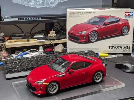 首先打开Imarena.ai (打不开就复制到网页)
然后用下面的提示词:
create a 1/12 scale commercialized figurine of the car in t he picture, in a realistic style, in a real environment. The figurine is placed on a computer desk. The figurine has a transparent acrylic base, with no text on the base. The c ontent on the computer screen is the Zbrush modeling p rocess of this figurine. Next to the computer screen is a TAMIYA style toy packaging box printed with the original artwork.
然后点击生成就ok拉。
