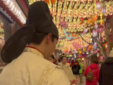 世间憾事当如何取舍……#河头老街大唐百戏园 #河头老街李太白 #这个冬天被河头老街暖到了 #河头老街#河头老街的中式灯会好浪漫