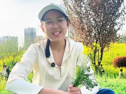 写给春天的情书~中国人的顶级浪漫 在中国,我们不说“春天来了”
我们说:等闲识得东风面,万紫千红总是春。
用诗词写下的情书,温柔又藏着风骨。
#中国式浪漫 #春天诗词 #写给春的情书#少儿口才 #春暖花开奔你而来
