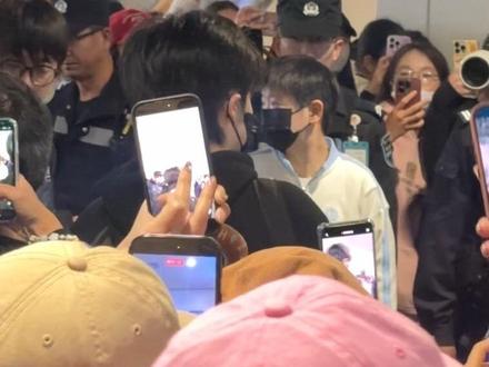 幸运偶遇头莎 ˗ˋˏᰔᩚˎˊ˗ #人挤人 #孙颖莎 #机场