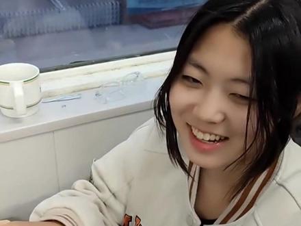 11月7日,陕西咸阳一女生课间用罐头瓶喝茶,对老师说:千秋大业一壶茶,过了15岁要注意养生。