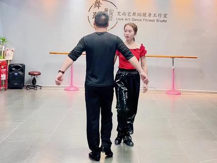 网红舞蹈,世奥原创休闲恰恰(全是爱)背面口令第一段视频。#舞蹈 #恰恰 #拉丁舞 #全是爱 #广场舞 @🌟💃紫熏 @霍老大 @周君 @艾尚艺舞蹈成人拉丁舞(李根胡丹)