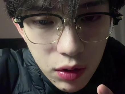 #煮雨波 今天看到老师哭 我也心头一酸😖其实上个月底才关注的主播 偶然一次刷到老师的直播 老师当时是在讲题 并且发现老师有点帅 加上自身数学不是很好 老师讲的内容也正是现在需要的 所以就果断关注 想有空可以听听老师讲题来查漏补缺 当时记得播间也就几百来人 但是在昨天1.30看老师播间的时候就有上千人了 粉丝也有28.7w人 到今天1.31的50w加 其实我也很惊讶 想在看一下老师直播 但发现主播在隔壁 后面听了一些主播的来时路 真的蛮感触的 也渐渐发现了老师的不容易 但是当粉丝心疼你的时候 主播却又说“你们不用为我哭 我现在已经苦尽甘来了”但是眼角已经开始泛红了 整的我都想哭(*꒦ິ⌓꒦ີ) 但是我相信老师一定会越来越好的@煮雨波