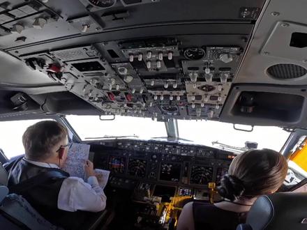 72岁泰王亲自驾驶飞机,带着苏提达访问不丹,简直是现实版霸总